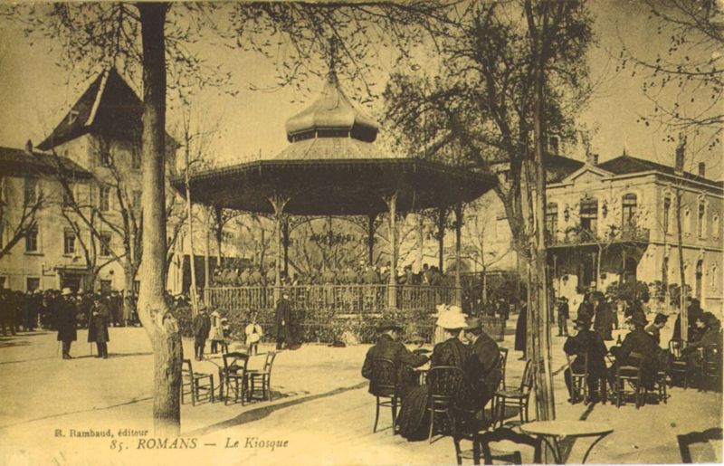 Vue sur le kiosque avec des soldats musiciens, 1903. © De A. Thiriat & Cie Toulouse [ACR, 1Fi91]