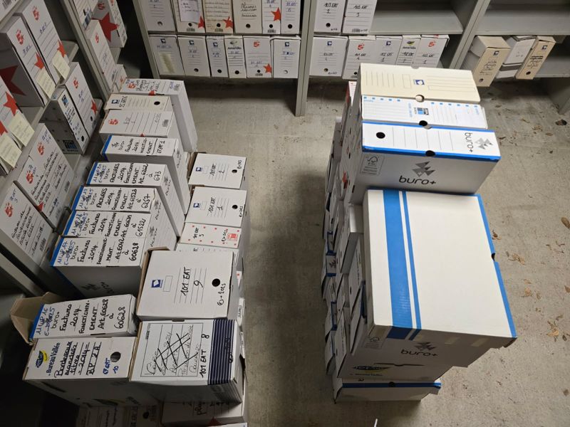 Éliminations réglementaires de l'année à la commune de Montélier : les boîtes prêtes à partir sont empilées au sol pour les identifier facilement et sans erreurs lors de l'enlèvement matériel