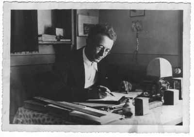 Albert Triboulet à sa table de travail, s.d.
